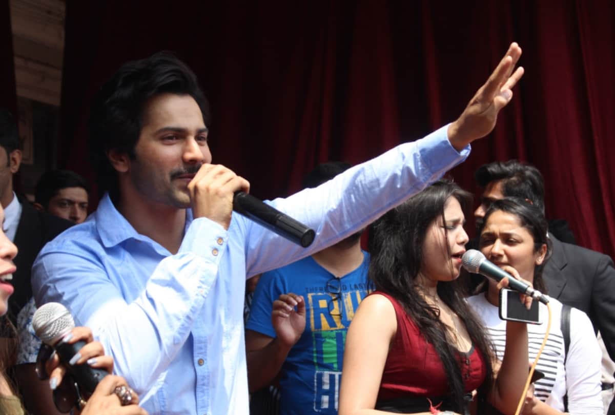 varun dhawan reached delhi college for his october film promotion