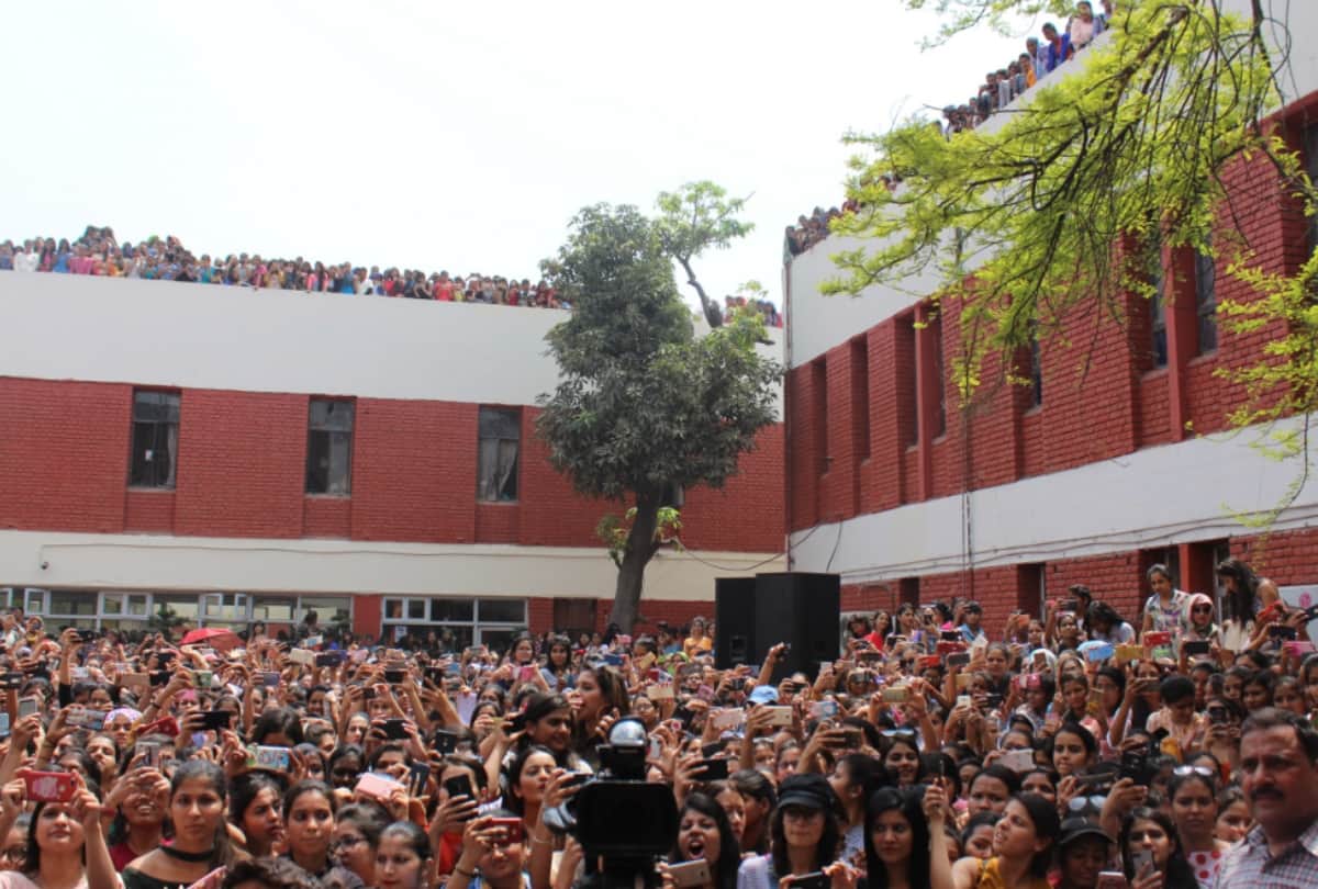 varun dhawan reached delhi college for his october film promotion