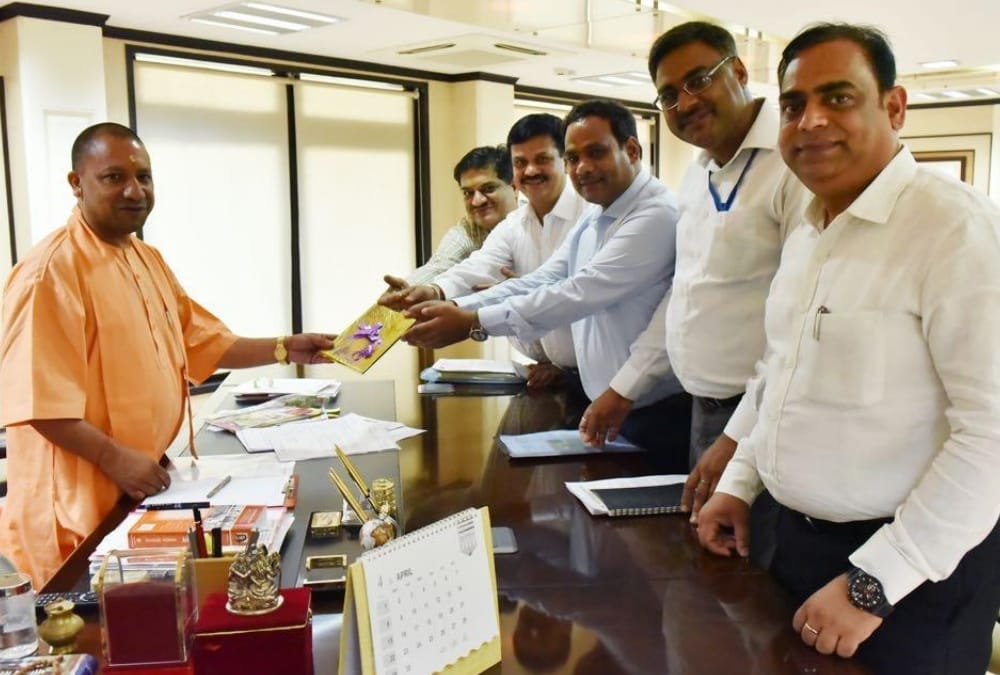 PCS officers meet yogi adityanath for promotion.