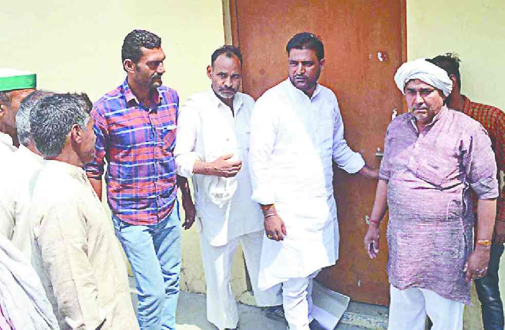Farmers lock the sugarcane department's office in shamli