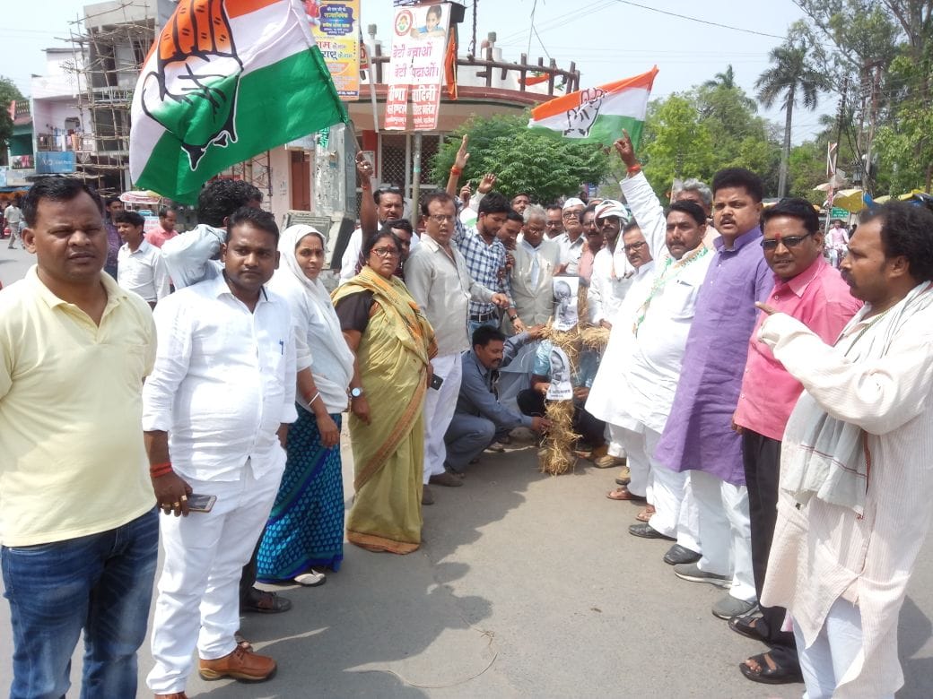 Congressmen blow CM's effigy