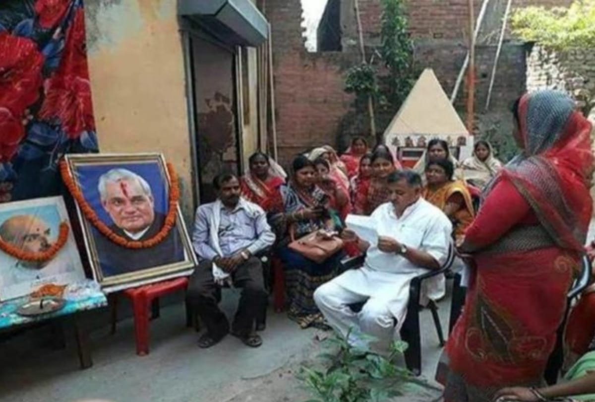 bjp leader gives tribute to ex pm atal bihari vajpayee on party foundation day, photo goes viral