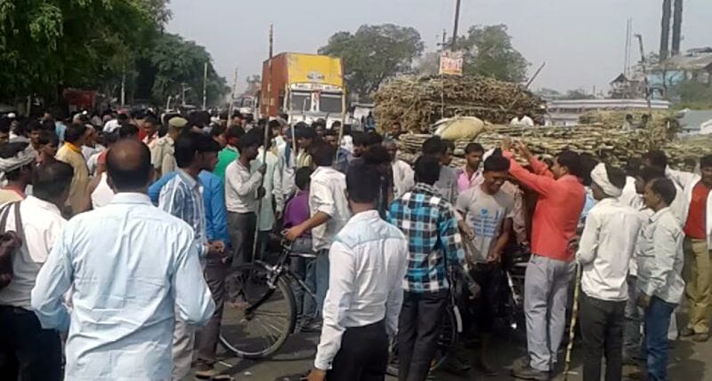 बरेली रोड  िकया  कसानों ने जाम