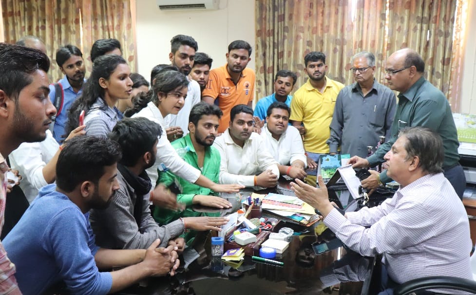 फेल करने का आरोप लगाकर एमबीए छात्रों ने किया हंगामा