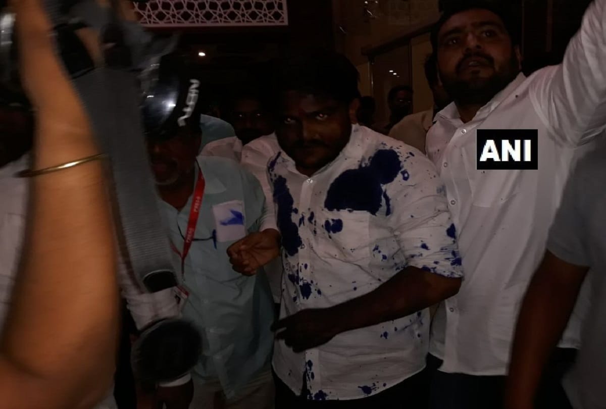 Man threw ink on Hardik Patel during an event in Ujjain MadhyaPradesh