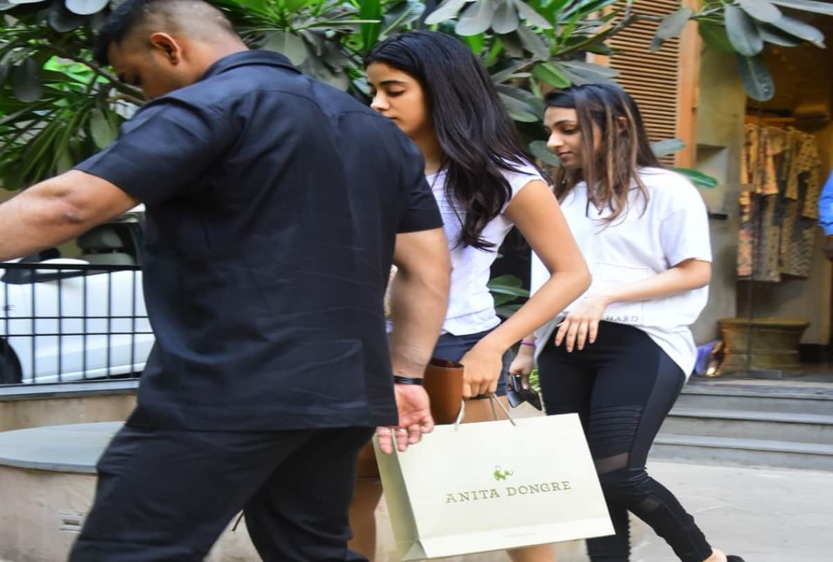 jhanvi kapoor spotted with friend and bodyguard at bandra mumbai