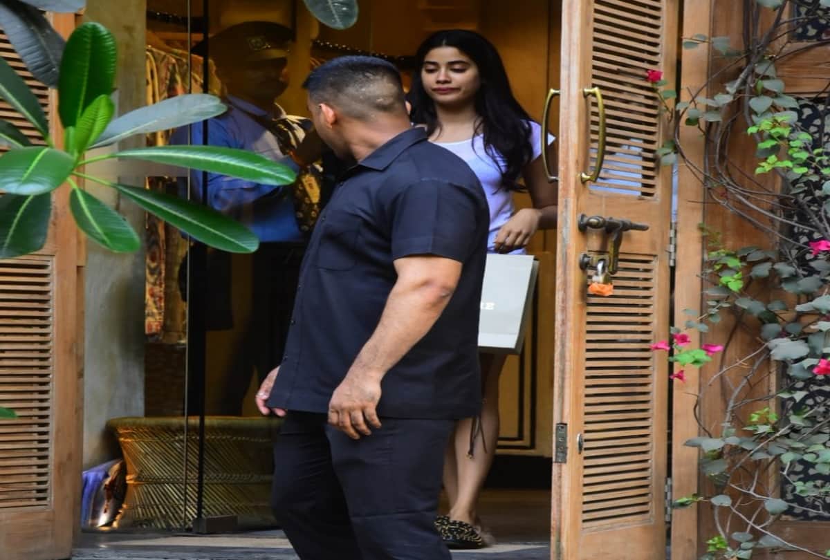jhanvi kapoor spotted with friend and bodyguard at bandra mumbai