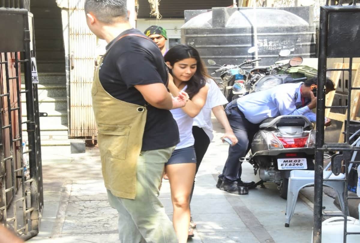 jhanvi kapoor spotted with friend and bodyguard at bandra mumbai