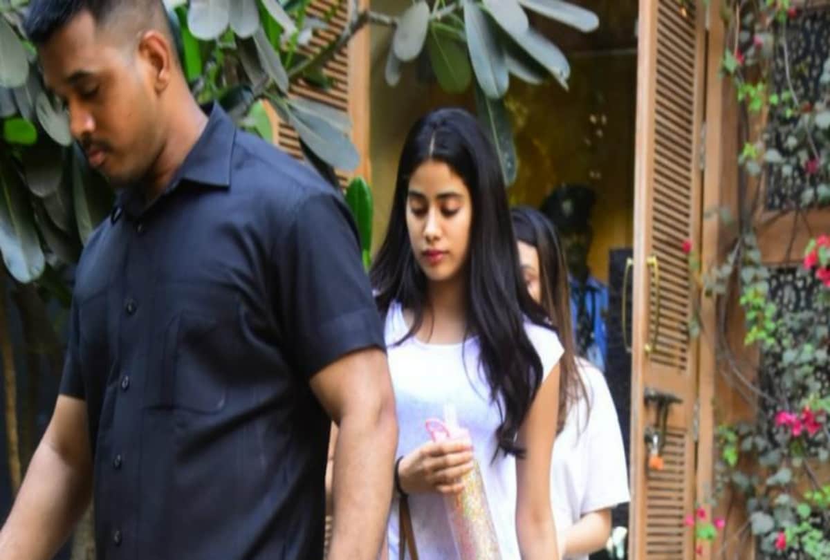 jhanvi kapoor spotted with friend and bodyguard at bandra mumbai