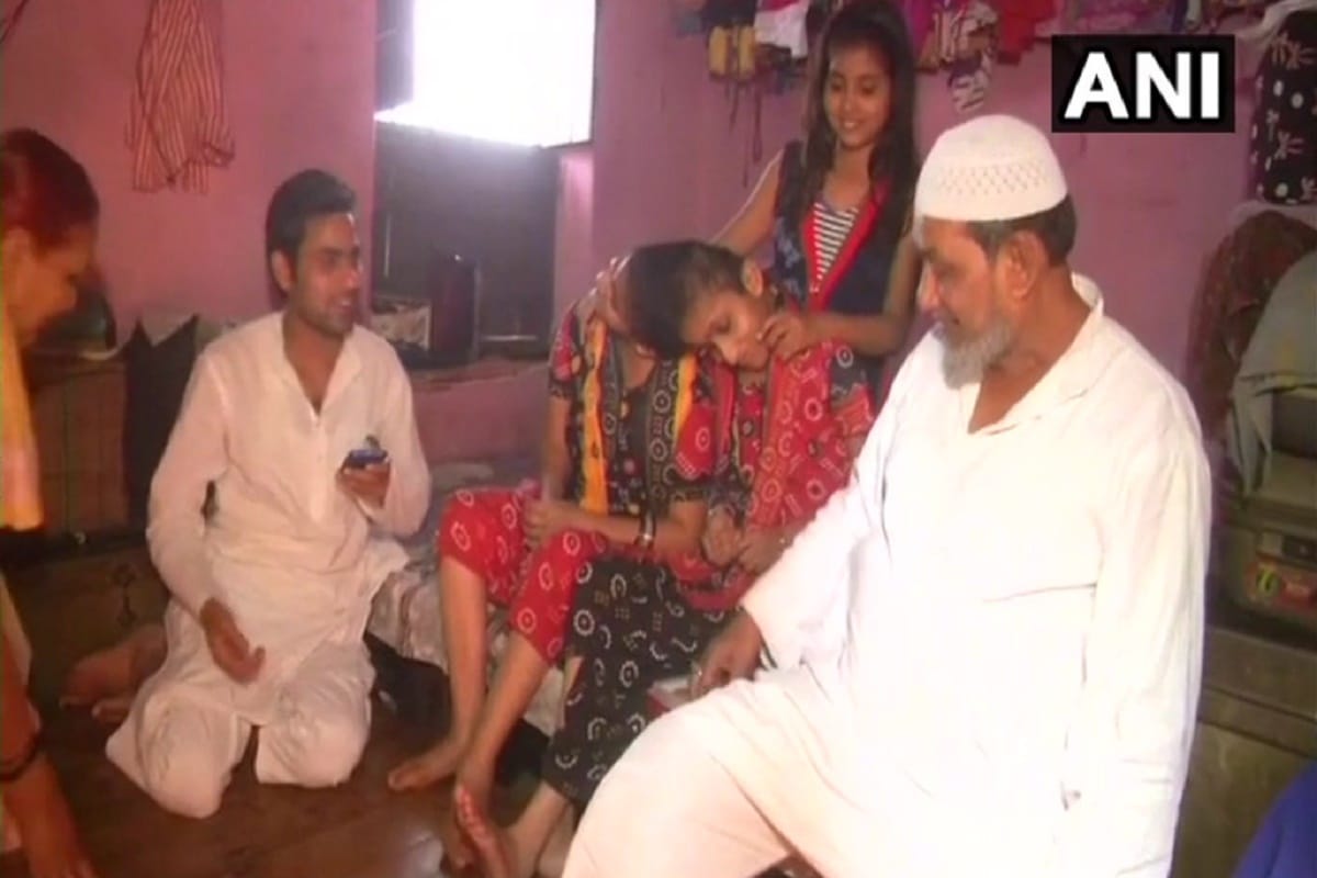 Salman Rakhi sisters Saba and Farah celebrated in patna and eat sweets after bail of salman khan