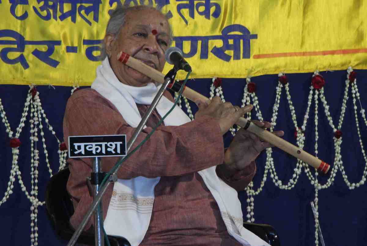 Hari prasad chaurasiya and javed akhtar perform in sankat mochan music festival
