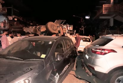 uncontrollable truck trampled a dozen vehicles standing on the road side