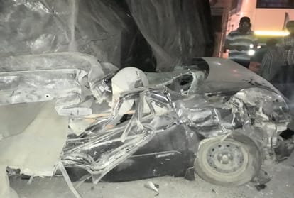 uncontrollable truck trampled a dozen vehicles standing on the road side