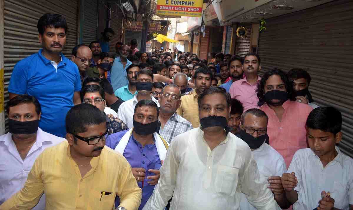 Shopkeeper protest of caridor project of kashi vishwanath temple area