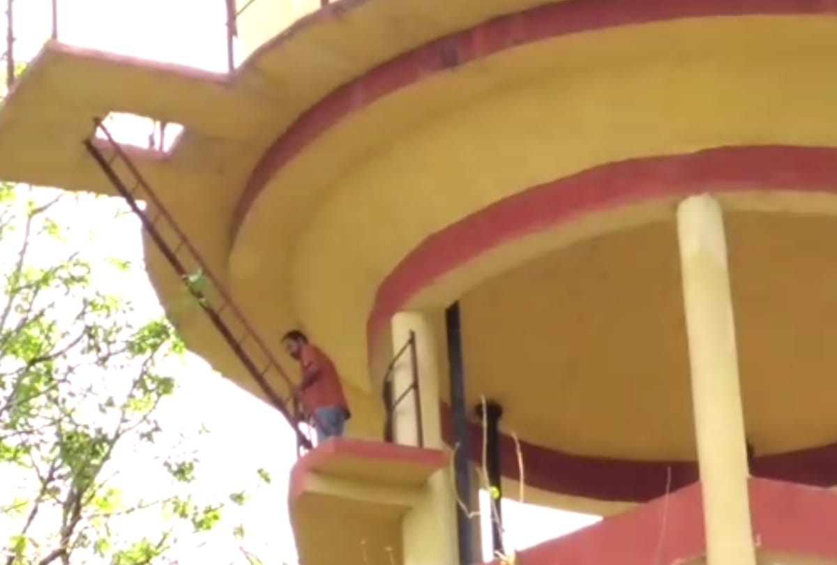 contractor climbed on water tank in Lucknow zoo 