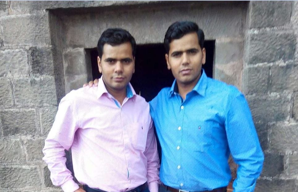 सड़क हादसे में जुड़वा भाइयों की मौत