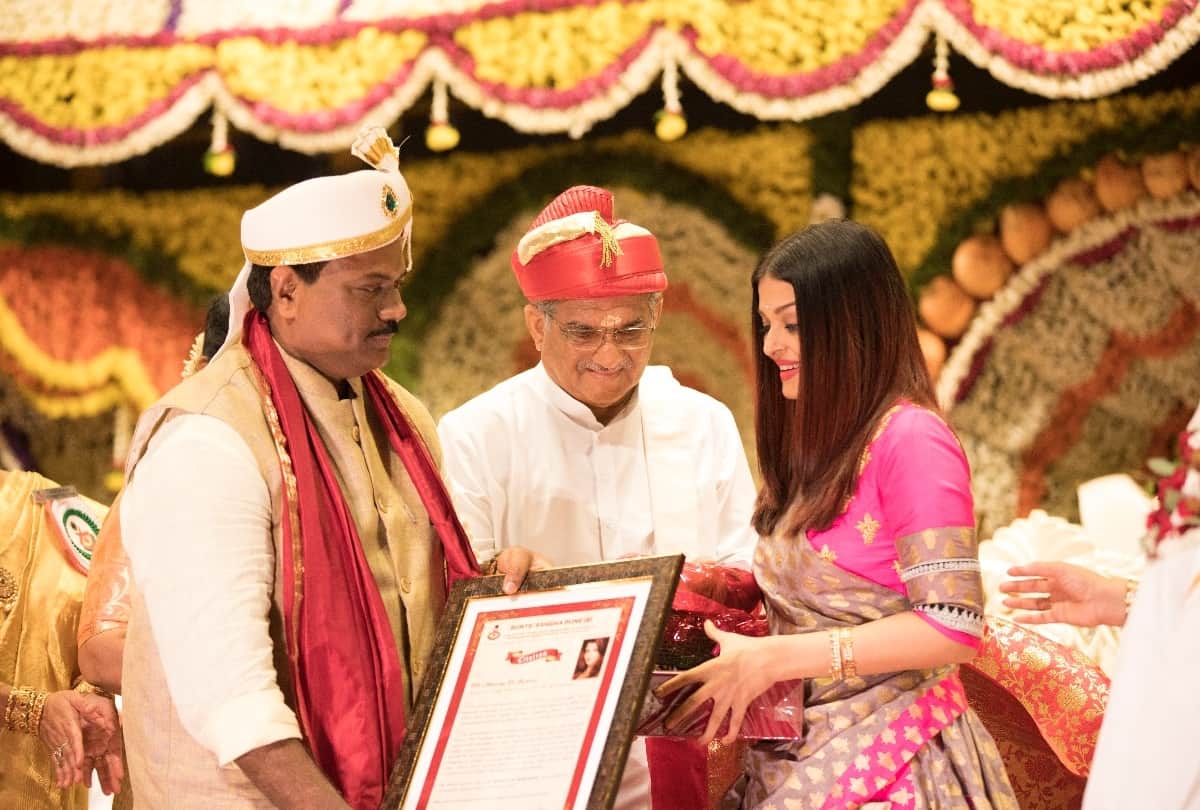 pics: aishwarya got award of woman of substance delhi ncr