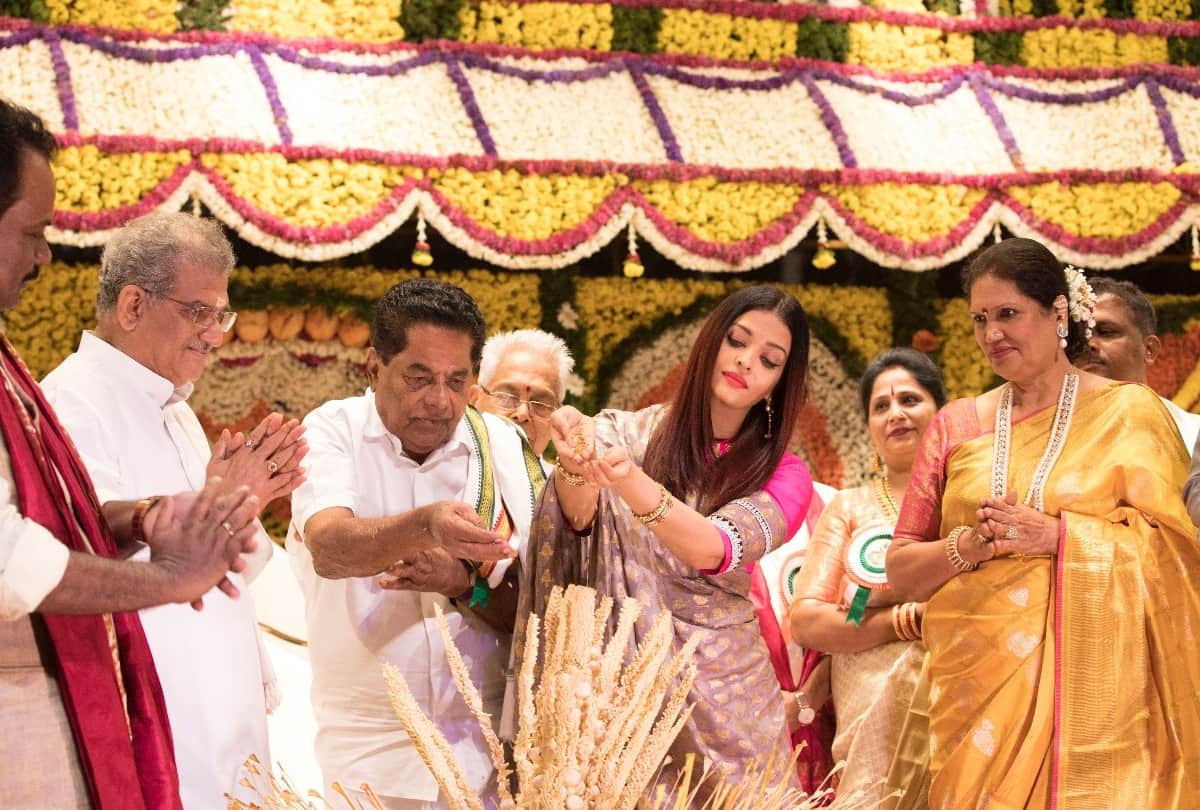 pics: aishwarya got award of woman of substance delhi ncr