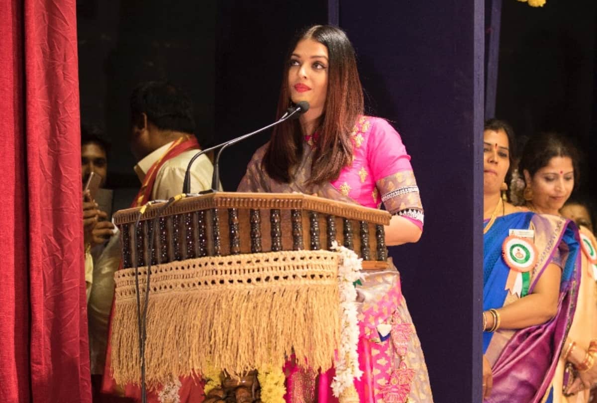 pics: aishwarya got award of woman of substance delhi ncr