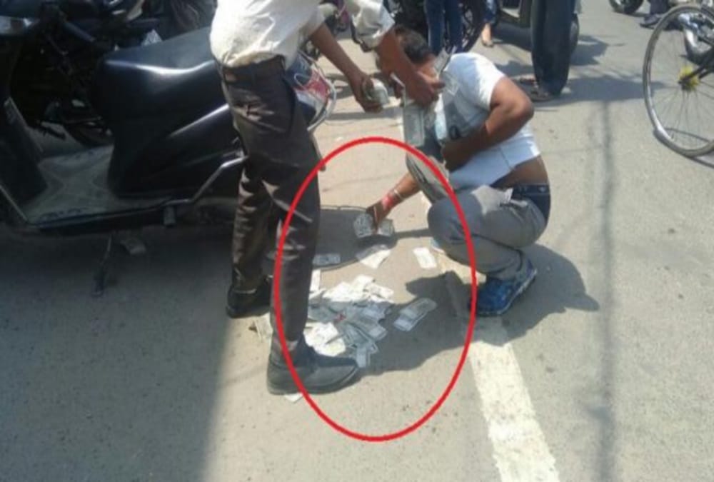 After atm robbery miscreant flew Money on road in roorkee