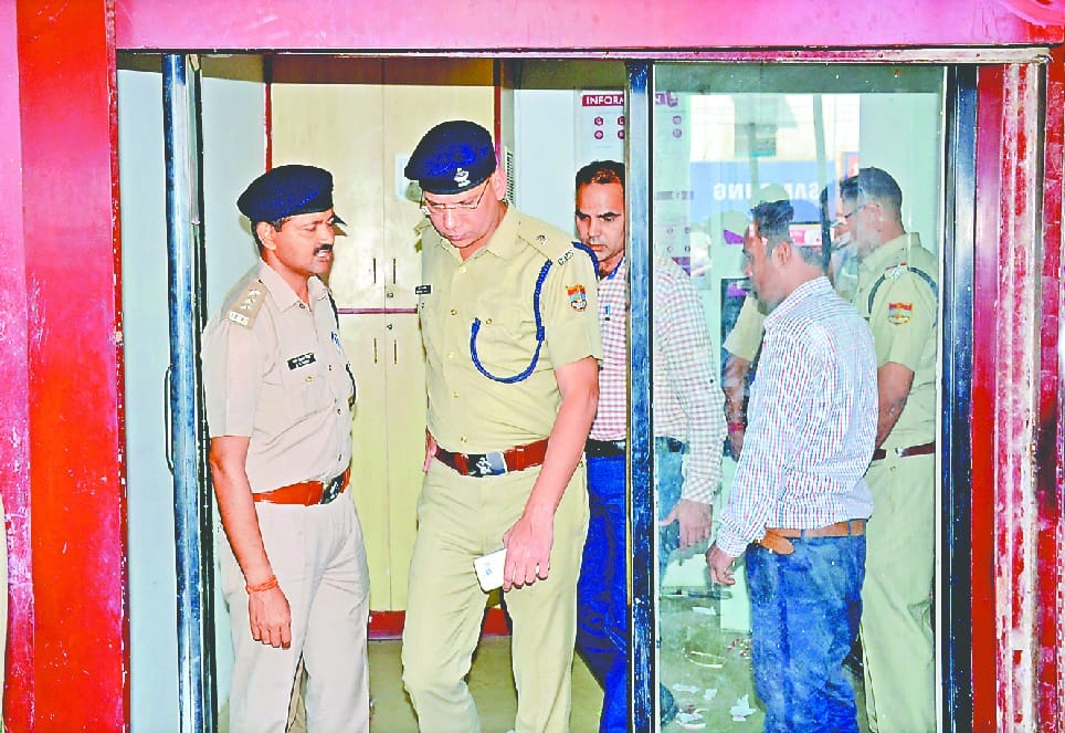 After atm robbery miscreant flew Money on road in roorkee
