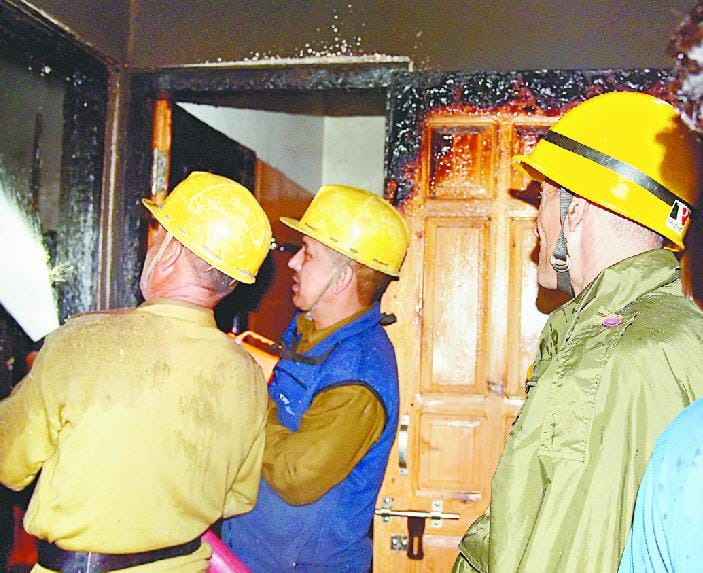 कलैहली में तीन मंजिला मकान में लगी आग
