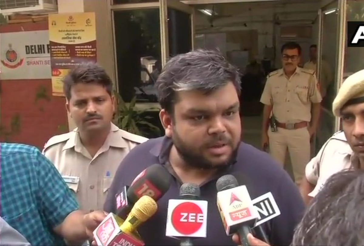 gaurav goel held for giving fake documents and having admission in ews category