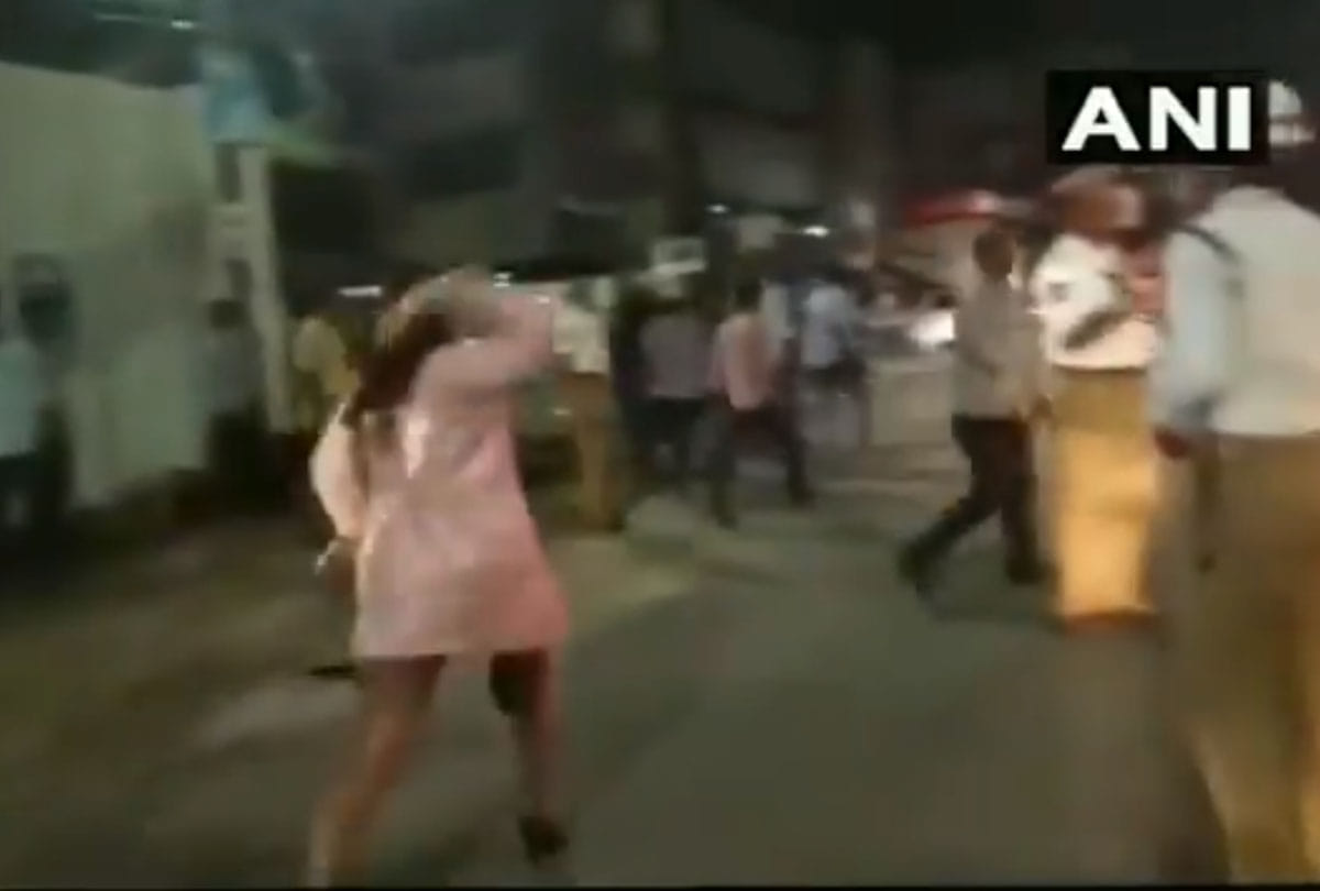 woman created ruckus on road in Hyderabad after her friend booked for drunken driving