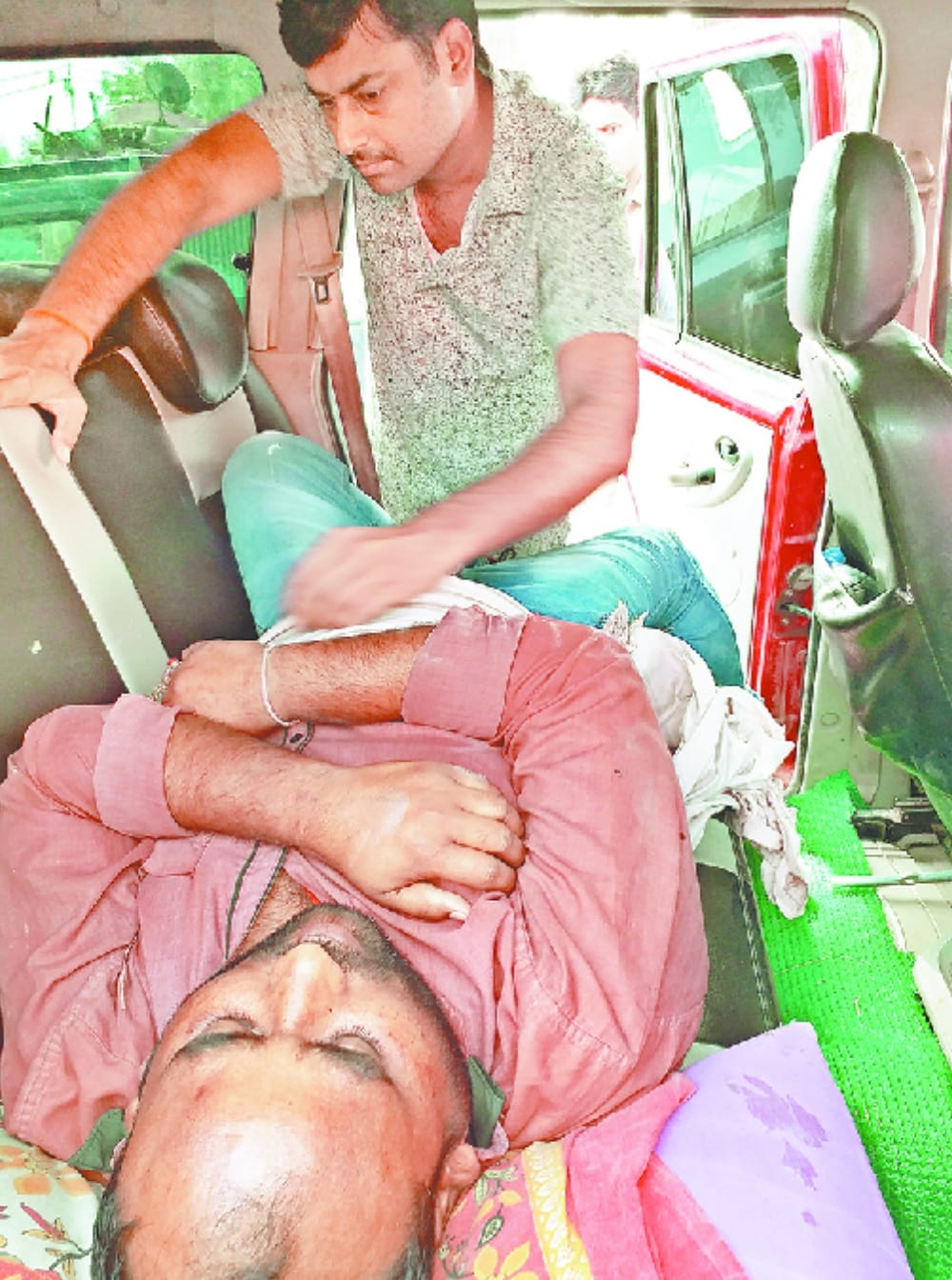 bike borne man fired on transporter of madhya pradesh in mainpuri 