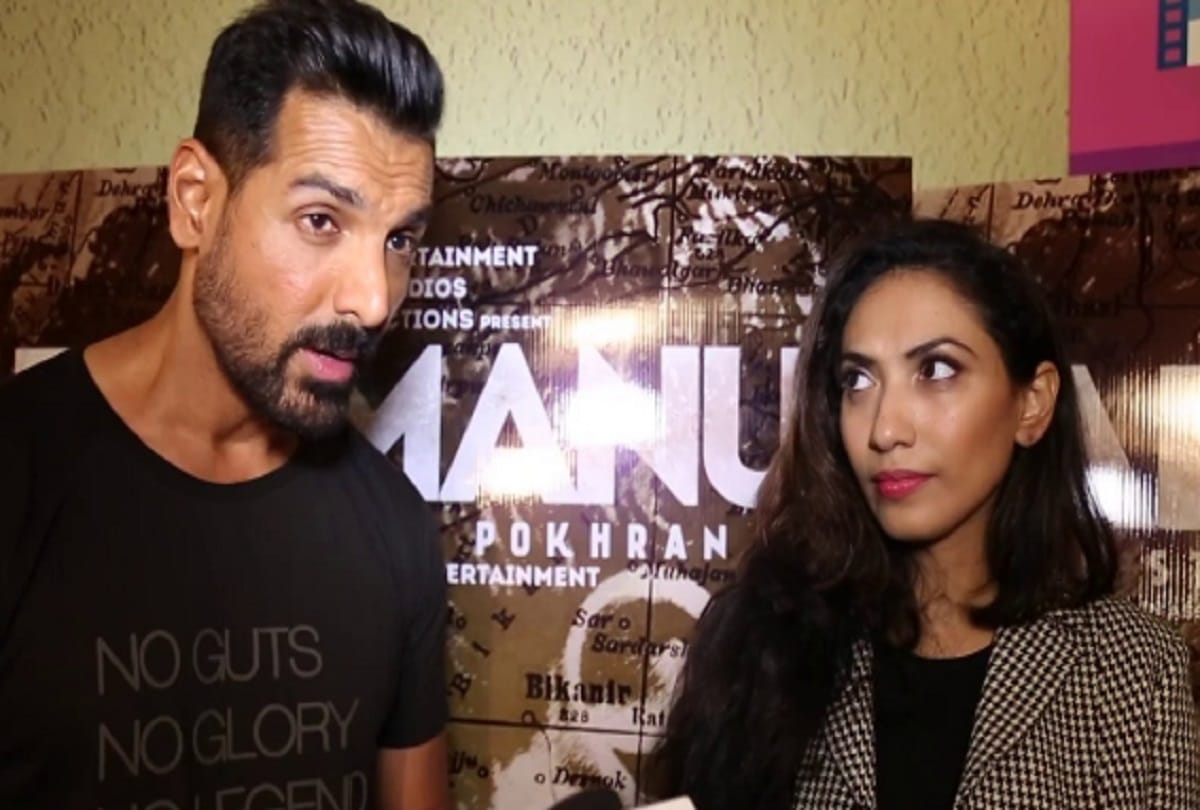 ON RUSTOM COSTUME AUCTION CONTROVERSY john ABRAHAM says I STAND with AKSHAY kumar 