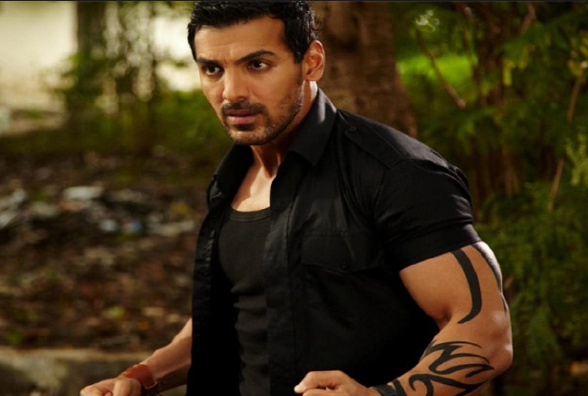 ON RUSTOM COSTUME AUCTION CONTROVERSY john ABRAHAM says I STAND with AKSHAY kumar 