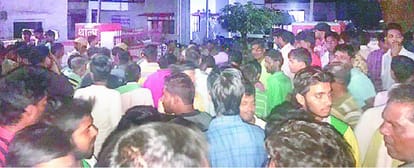 boiled oil falls on son of confectioner in mathura 