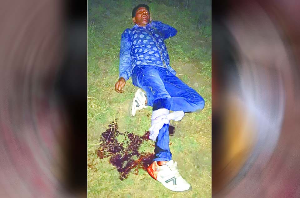A notorious criminal  rewardee of Rs 25000 arrested after an encounter with the police 