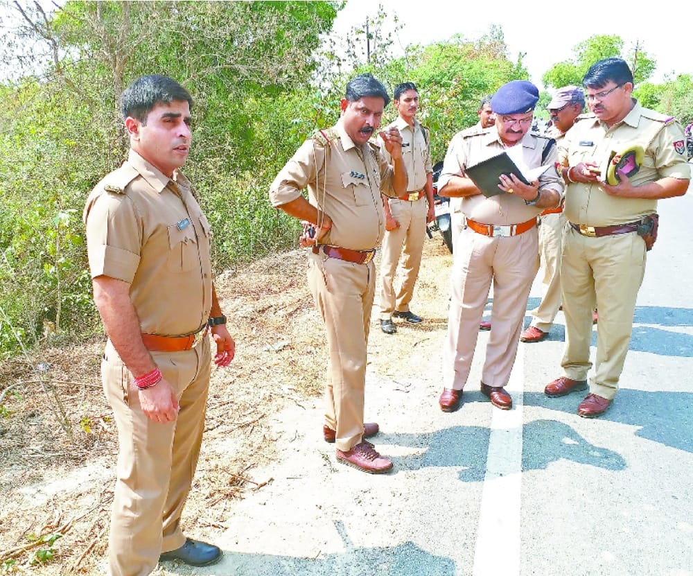 bike borne man fired on transporter of madhya pradesh in mainpuri 