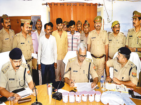 6 accused arrested in 60 thousand rupees loot