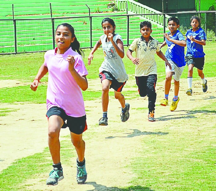 stadium me laun tenis court ka nirmaan shuru