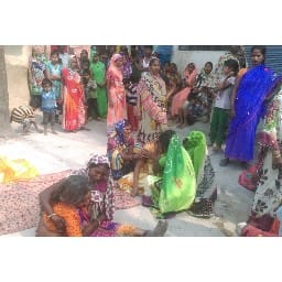 मिट्टी की दीवार गिरने से वृद्धा की मौत, दो घायल