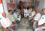 सांप्रदायिक सौहार्द दिवस पर उपवास पर बैठे कांग्रेस कार्यकर्ता।