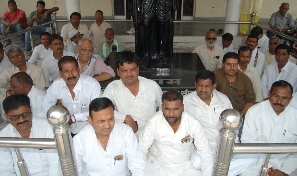 देश में शांति और सौहार्द को बिगाड़ रही भाजपा