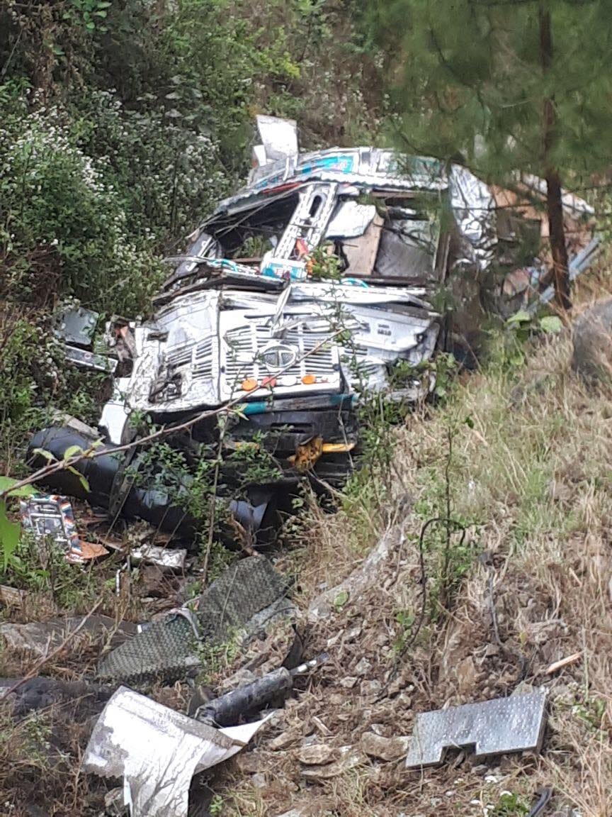 truck fell into gorge at Karnaprayag