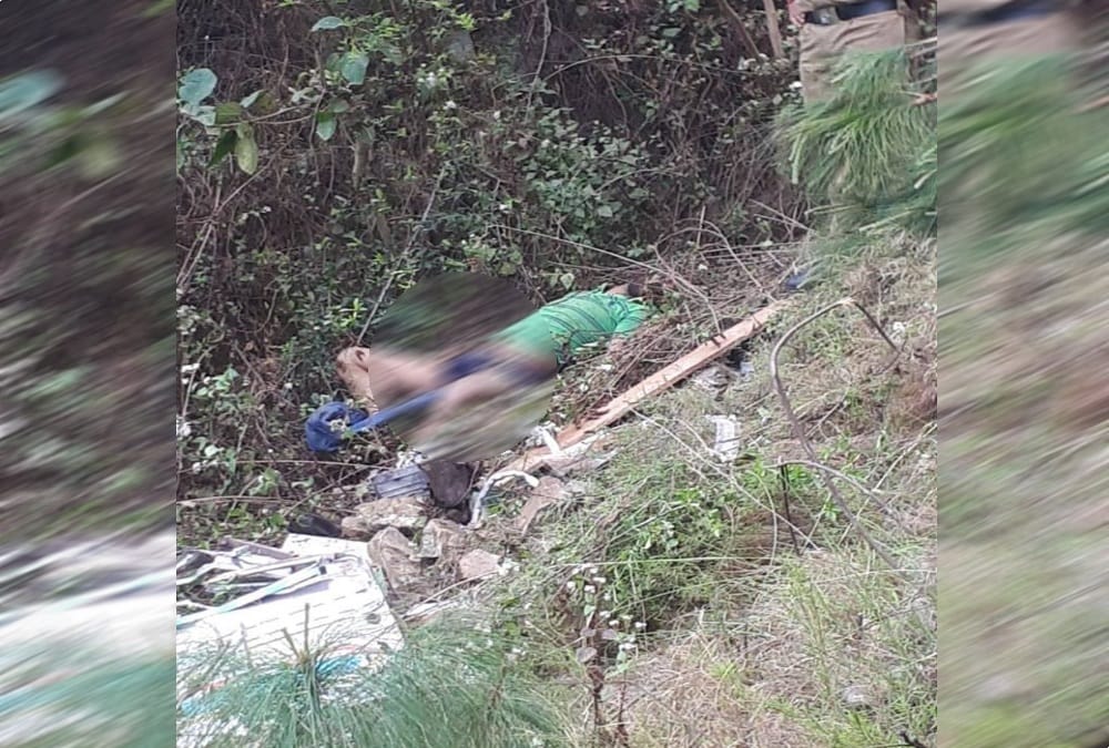 Truck Accident in karnaprayag dead body rescue photos