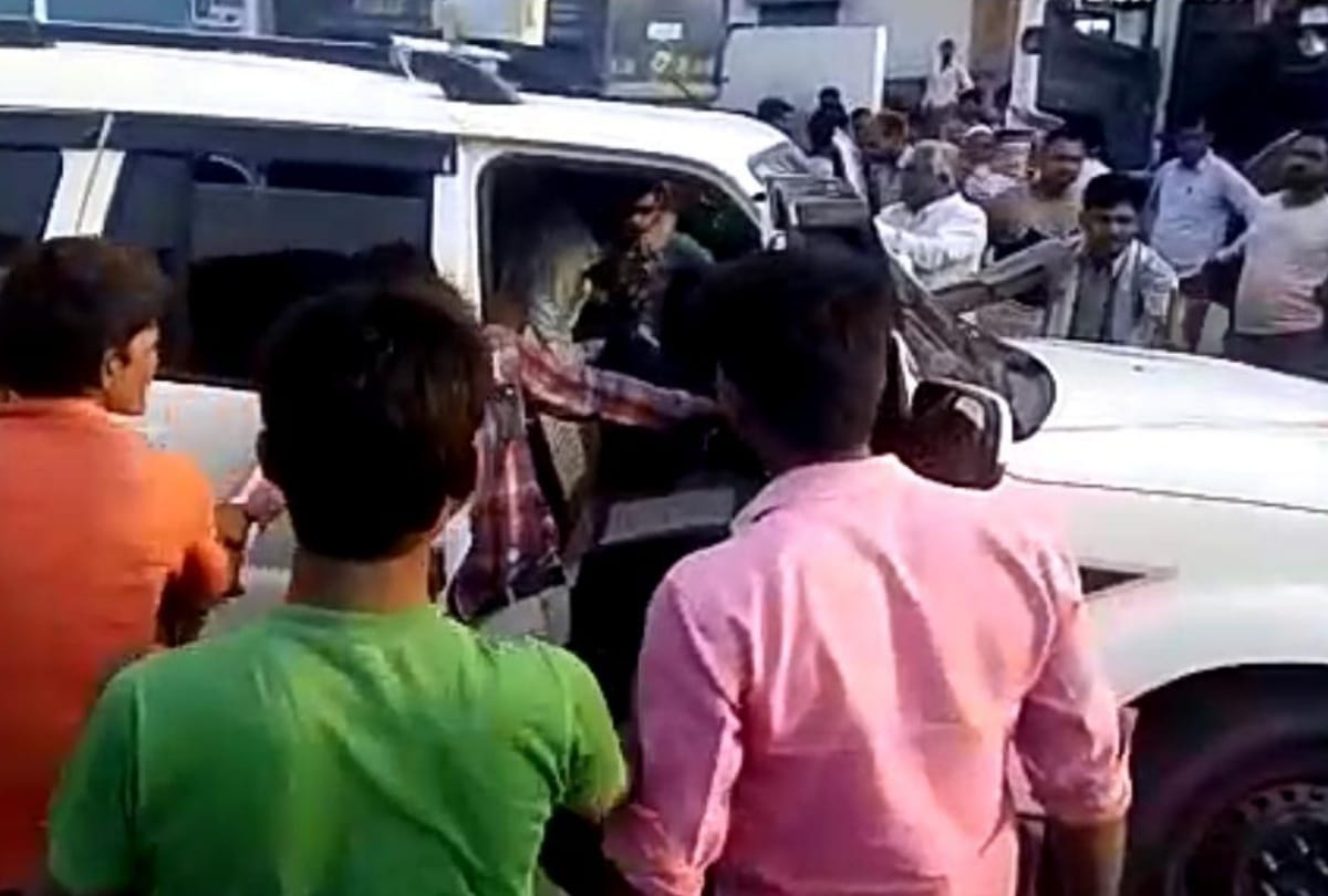 men beaten truck driver and cleaner