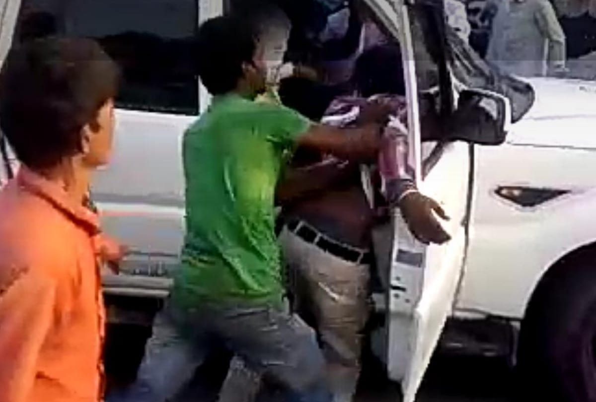 men beaten truck driver and cleaner