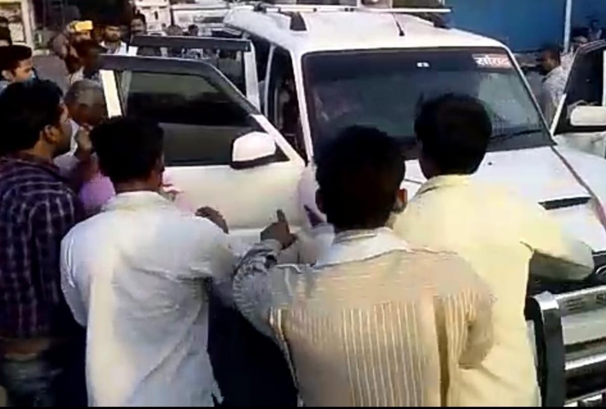 men beaten truck driver and cleaner