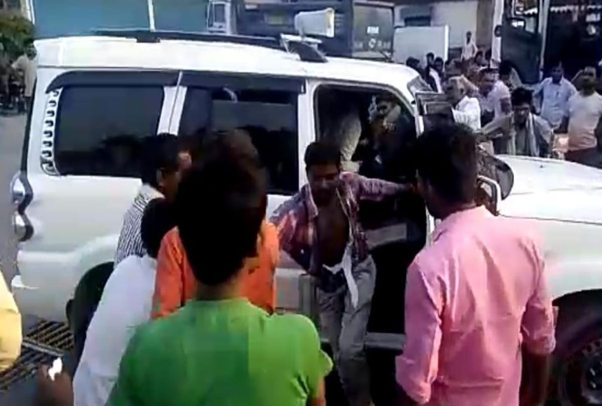 men beaten truck driver and cleaner