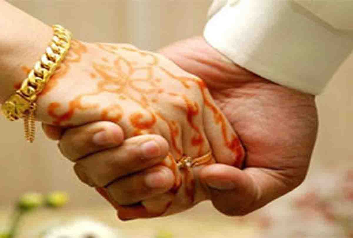 girlfriend insisted to marry lover