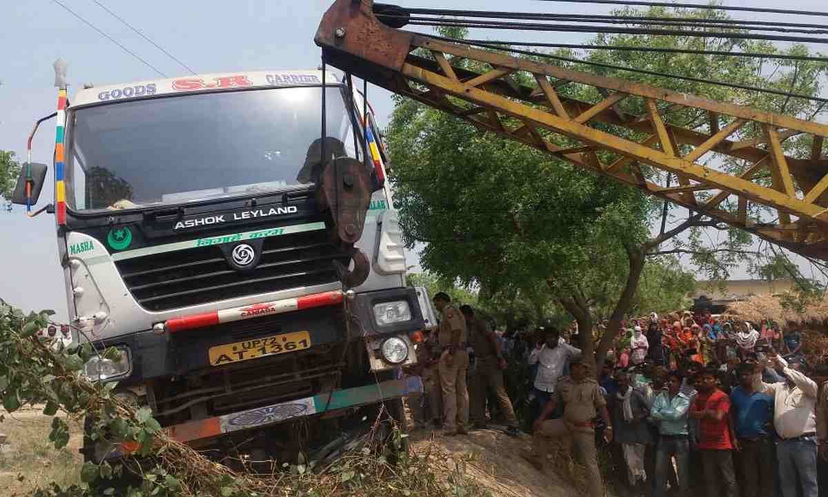 Three People Died In Road Accident In Jaunpur Amar Ujala Hindi News Live ट्रेलर की चपेट में