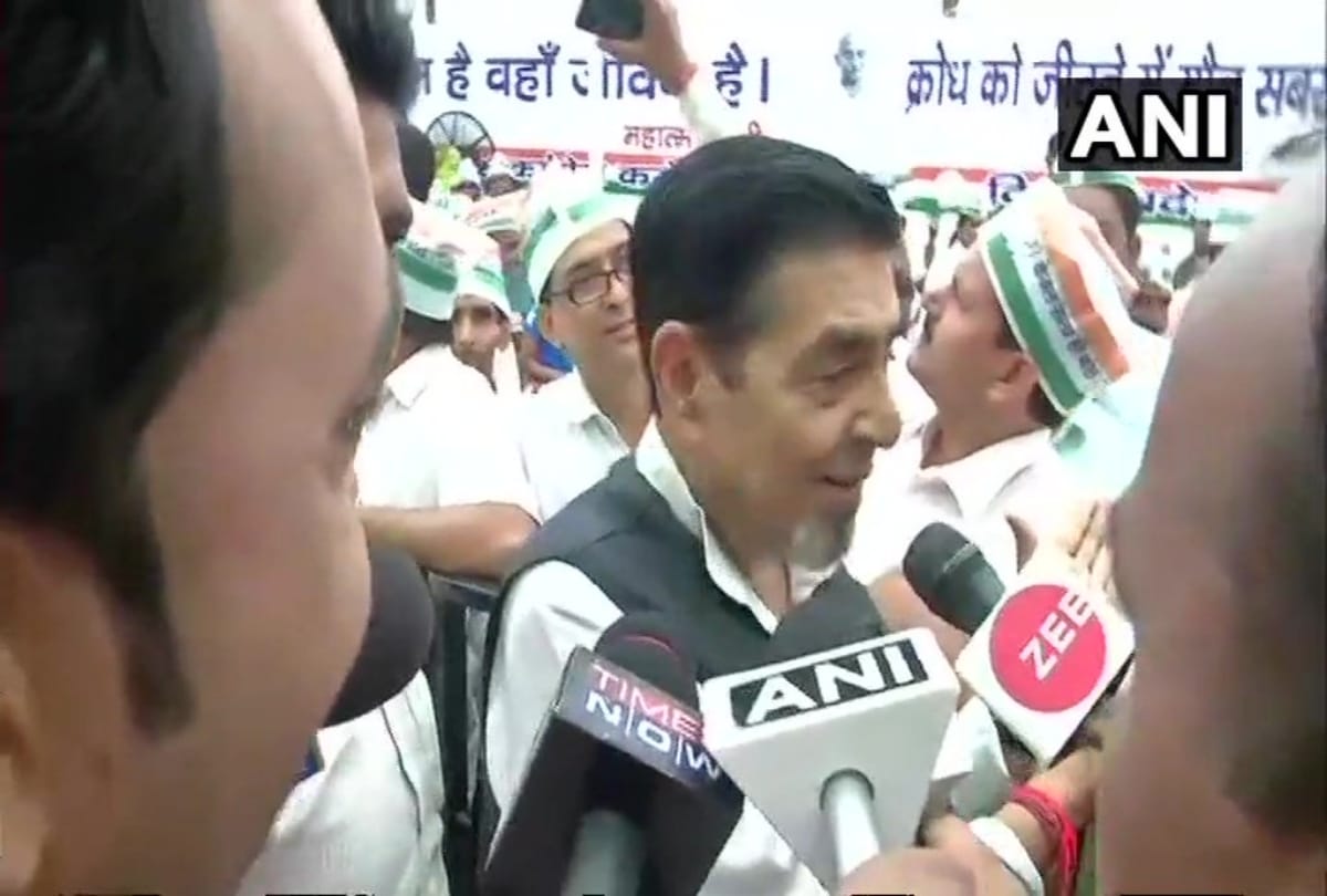  JD Tytler and Sajjan Kumar were asked to leave Rajghat where Congress protest 