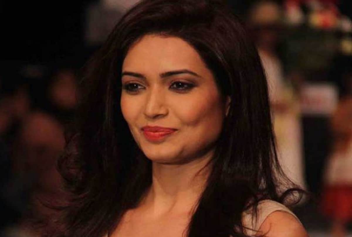 Karisma Tanna will play role of Madhuri Dixit in sanju 