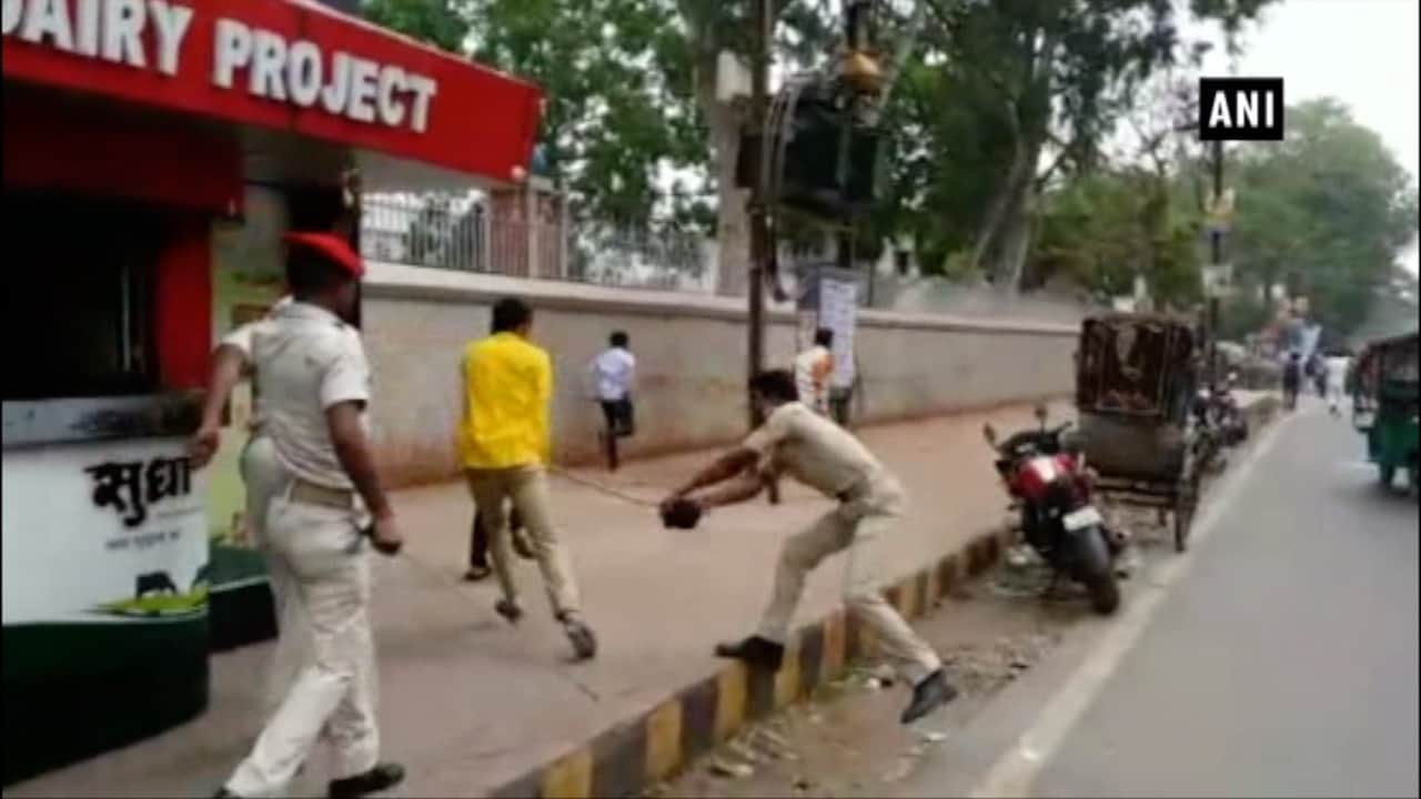 पुलिस लाठीचार्ज